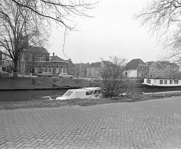 884711 Gezicht over de Vecht op de Hogelanden W.Z. te Utrecht, met links het pand Hogelanden W.Z. 32 (voormalige ...